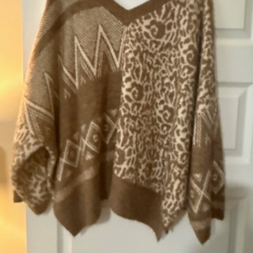 Pol V-Neck Patterned Sweater - Size Medium - image 4